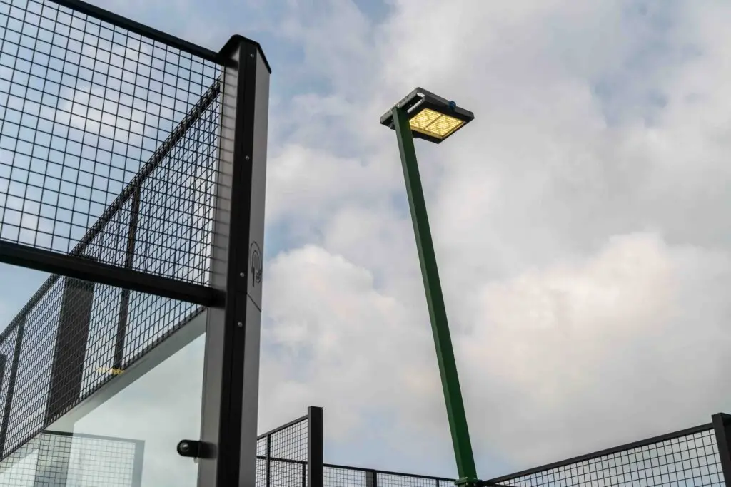 Rechte lichtmast van I-Padel met extern armatuur