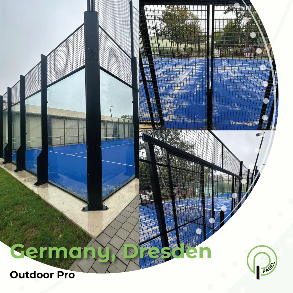 Outdoor panoramic padelbaan in Dresden met blauwe speelvloer, glazen wanden en zwart metalen frame.